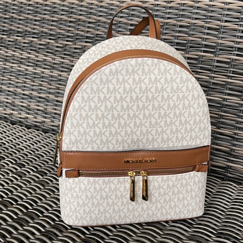 MICHAEL KORS Kenly Medium Backpack Signature Vanilla Bag - Picture 2 of 16